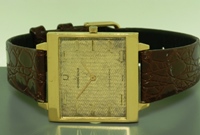 Universal Geneve 18k gold - thin square micro-rotor automatic circa 1965